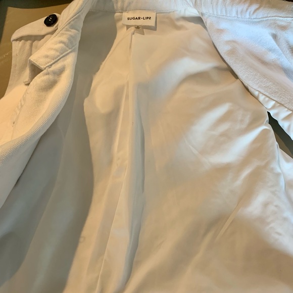 LN WHITE DENIM TRENCH. LAYER W/BLACK TOP UNDERNEATH & BLACK BOOTS OR HEELS💃🏿 - Picture 7 of 9